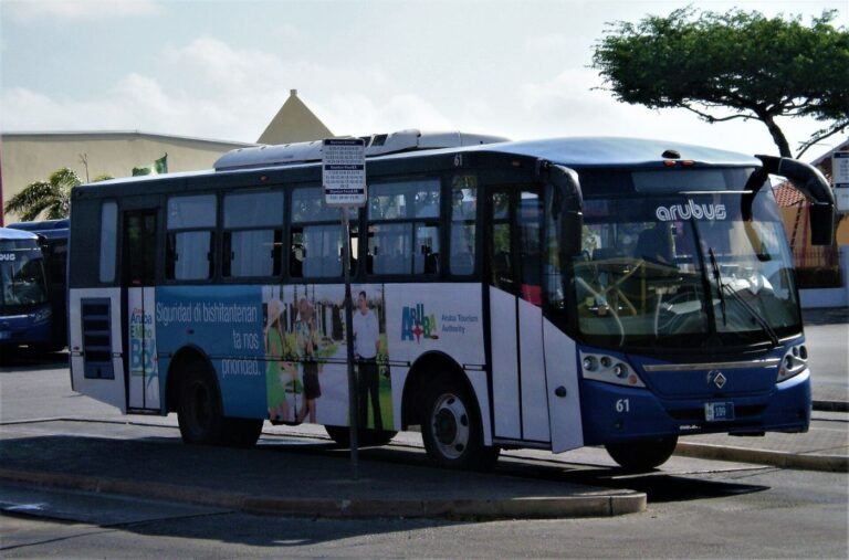 Bus de la empresa Arubus, a cargo del transporte urbano e interurbano dentro de la isla de Aruba