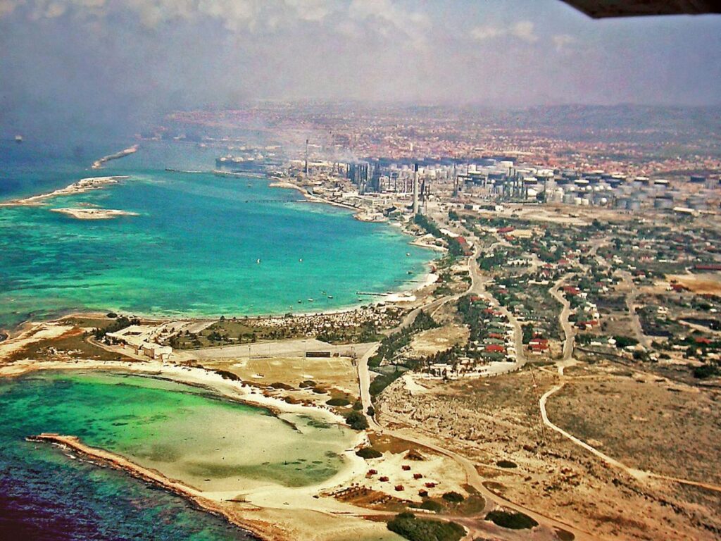 Luchtfoto's 10 - 640800 - Seroe Colorado, Baby Beach, Esso club, Rodgers Beach, raffinaderij c